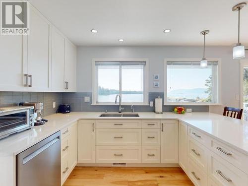 1752 Hollingsworth Road, Powell River, BC - Indoor Photo Showing Kitchen