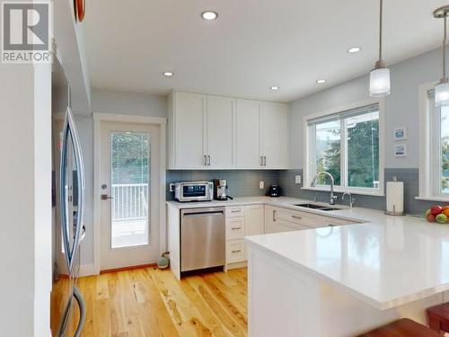 1752 Hollingsworth Road, Powell River, BC - Indoor Photo Showing Kitchen With Double Sink
