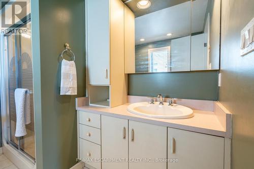 204 Concession Street, Hamilton, ON - Indoor Photo Showing Bathroom