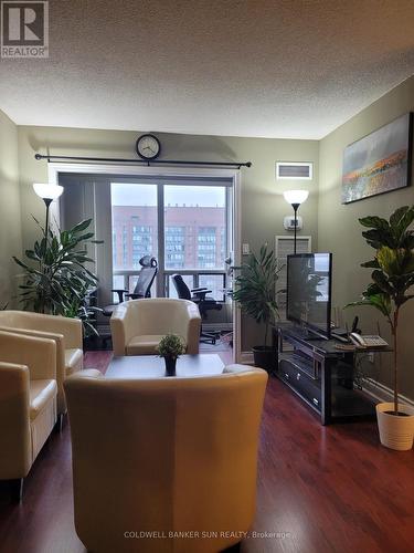 #2015 -155 Hillcrest Ave, Mississauga, ON - Indoor Photo Showing Living Room