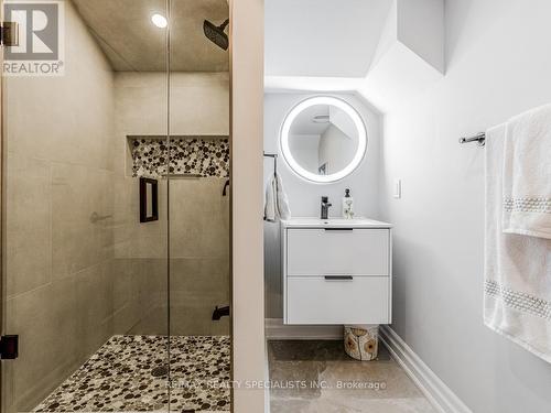 1405 Thorncrest Cres, Oakville, ON - Indoor Photo Showing Bathroom