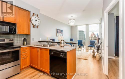 ##3001 -3939 Duke Of York St, Mississauga, ON - Indoor Photo Showing Kitchen With Double Sink