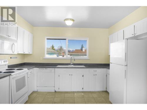67 White Street, Kitimat, BC - Indoor Photo Showing Kitchen