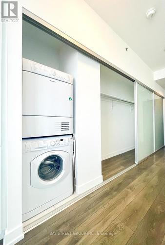 #2602 -426 University Ave, Toronto, ON - Indoor Photo Showing Laundry Room