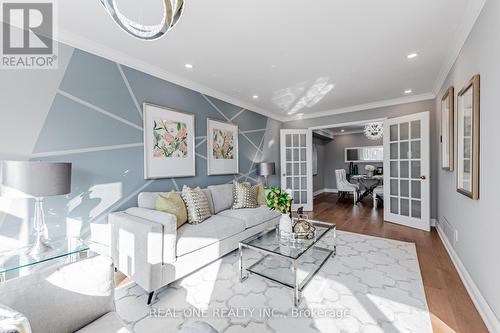 29 Major Oak Terrace, Toronto, ON - Indoor Photo Showing Living Room