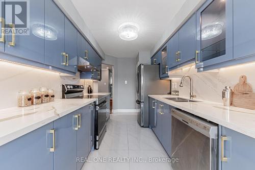 29 Major Oak Terrace, Toronto, ON - Indoor Photo Showing Kitchen With Double Sink With Upgraded Kitchen