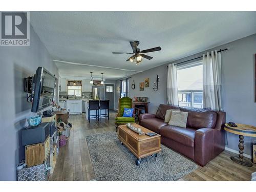 6008 Cottonwood Drive, Osoyoos, BC - Indoor Photo Showing Living Room