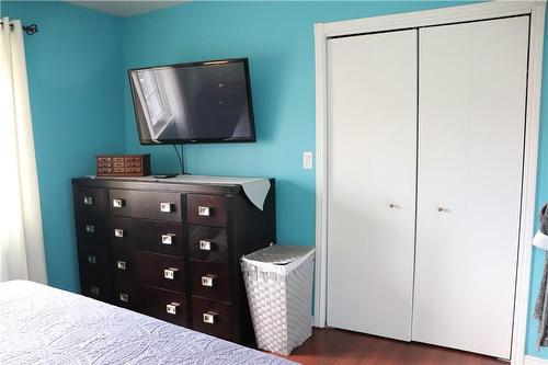 Double closet - 119 Jarrett Place, Dunnville, ON - Indoor Photo Showing Bedroom