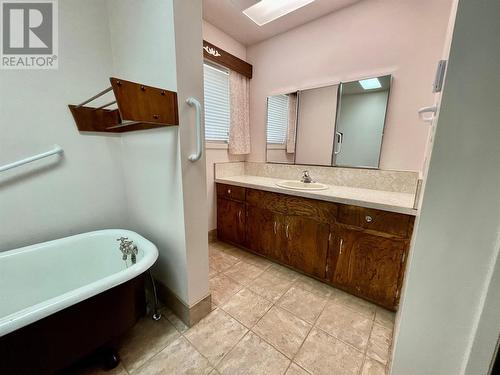 2015 Kerr Road, Sicamous, BC - Indoor Photo Showing Bathroom