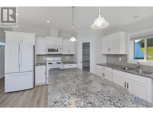 3631 40 Street Se, Salmon Arm, BC - Indoor Photo Showing Kitchen With Double Sink