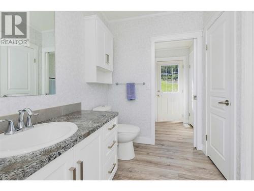 3631 40 Street Se, Salmon Arm, BC - Indoor Photo Showing Bathroom