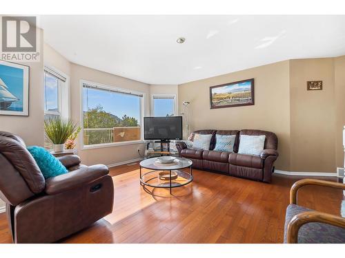 1056 Caledonia Way, West Kelowna, BC - Indoor Photo Showing Living Room