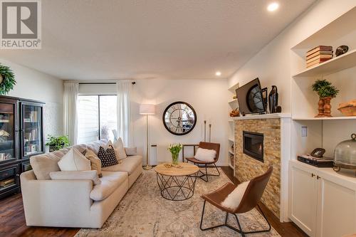 5300 25 Avenue Unit# 31, Vernon, BC - Indoor Photo Showing Living Room With Fireplace