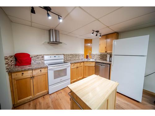 1958 Hunter Road, Cranbrook, BC - Indoor Photo Showing Kitchen With Double Sink