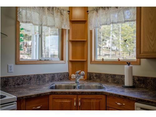 1958 Hunter Road, Cranbrook, BC - Indoor Photo Showing Kitchen With Double Sink