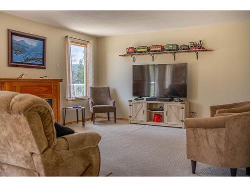 1958 Hunter Road, Cranbrook, BC - Indoor Photo Showing Living Room With Fireplace