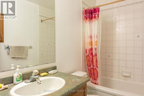 352 Duckworth St, Barrie, ON - Indoor Photo Showing Bathroom
