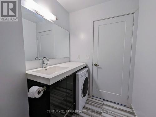 1404 - 318 Richmond Street W, Toronto, ON - Indoor Photo Showing Laundry Room