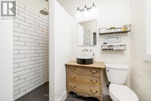 7433 5 Sdrd, Halton Hills, ON - Indoor Photo Showing Bathroom