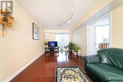 #311 -5 Emerald Lane, Vaughan, ON - Indoor Photo Showing Living Room