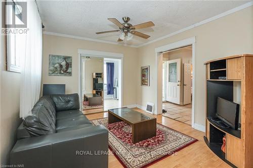 6175 Barker Street, Niagara Falls, ON - Indoor Photo Showing Living Room