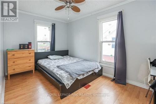 6175 Barker Street, Niagara Falls, ON - Indoor Photo Showing Bedroom