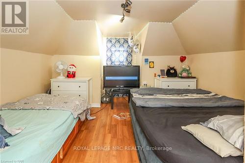 6175 Barker Street, Niagara Falls, ON - Indoor Photo Showing Bedroom