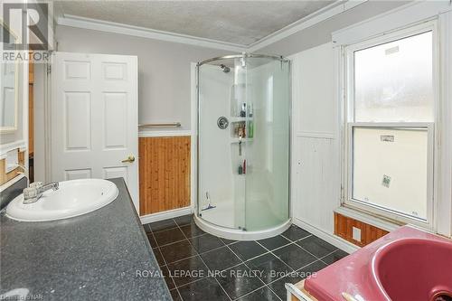 6175 Barker St, Niagara Falls, ON - Indoor Photo Showing Bathroom