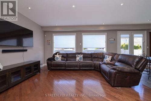 29 Oak Ridge Dr, Orangeville, ON - Indoor Photo Showing Living Room