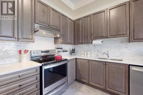 32 Red Giant St, Richmond Hill, ON - Indoor Photo Showing Kitchen With Double Sink