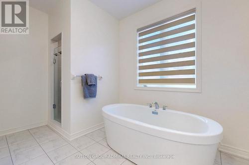 32 Red Giant St, Richmond Hill, ON - Indoor Photo Showing Bathroom