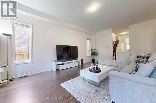 32 Red Giant Street, Richmond Hill, ON - Indoor Photo Showing Living Room