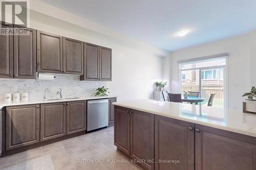 32 Red Giant Street, Richmond Hill, ON - Indoor Photo Showing Kitchen
