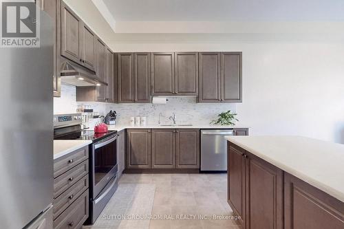 32 Red Giant Street, Richmond Hill, ON - Indoor Photo Showing Kitchen With Upgraded Kitchen