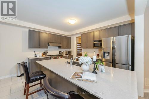 184 Hutchinson Dr, New Tecumseth, ON - Indoor Photo Showing Kitchen With Upgraded Kitchen