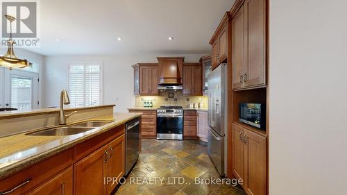 2579 Cliff Rd, Mississauga, ON - Indoor Photo Showing Kitchen With Double Sink