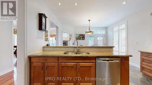 2579 Cliff Road, Mississauga, ON - Indoor Photo Showing Kitchen With Double Sink