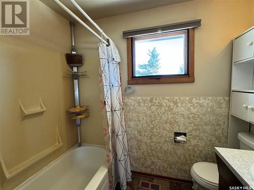 409 5Th Avenue W, Biggar, SK - Indoor Photo Showing Bathroom