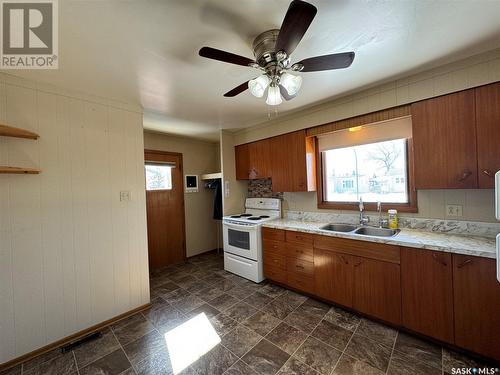 409 5Th Avenue W, Biggar, SK - Indoor Photo Showing Kitchen With Double Sink