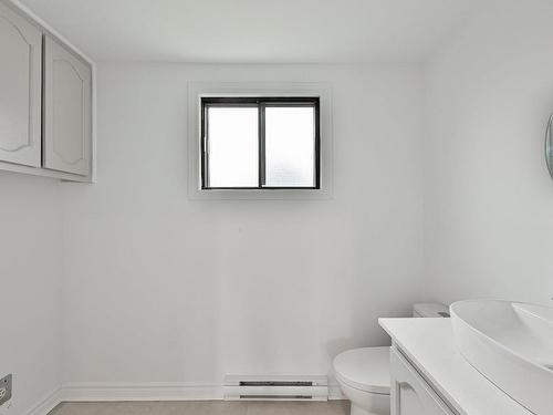 Powder room - 7830 Av. Rondeau, Montréal (Anjou), QC - Indoor Photo Showing Bathroom