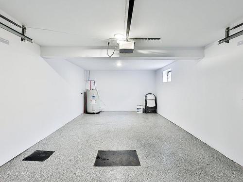 Garage - 7830 Av. Rondeau, Montréal (Anjou), QC - Indoor Photo Showing Garage