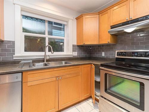 1115/1117 Chapman St, Victoria, BC - Indoor Photo Showing Kitchen With Double Sink