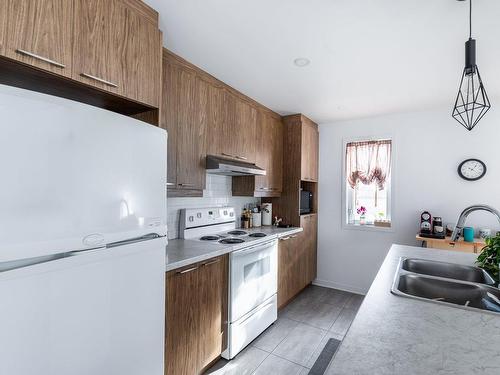 Cuisine - 40  - 44 Rue Bella, Saint-Jean-Sur-Richelieu, QC - Indoor Photo Showing Kitchen With Double Sink