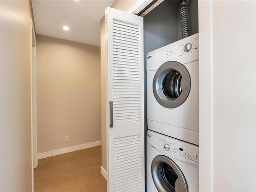 809-728 Yates St, Victoria, BC - Indoor Photo Showing Laundry Room