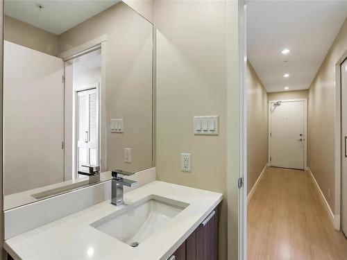809-728 Yates St, Victoria, BC - Indoor Photo Showing Bathroom