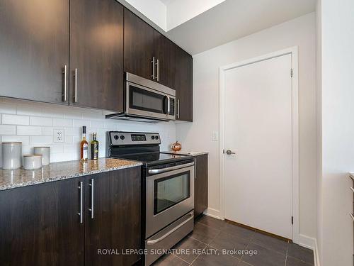 908-400 Wellington St W, Toronto, ON - Indoor Photo Showing Kitchen With Upgraded Kitchen