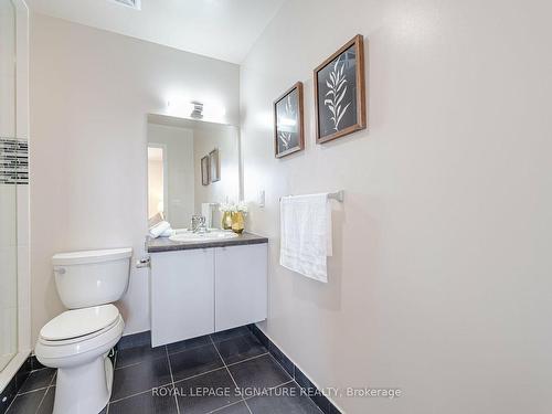908-400 Wellington St W, Toronto, ON - Indoor Photo Showing Bathroom