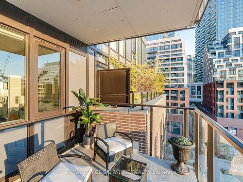 908-400 Wellington St W, Toronto, ON - Outdoor With Balcony With Exterior