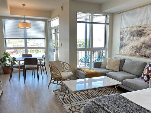 301-613 Herald St, Victoria, BC - Indoor Photo Showing Living Room