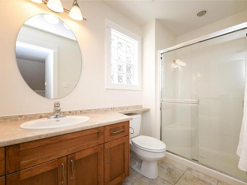 158-1080 Resort Dr, Parksville, BC - Indoor Photo Showing Bathroom